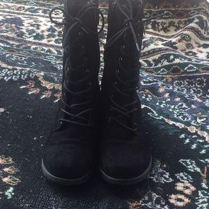 I AAM SELLING FASHION BOOTS